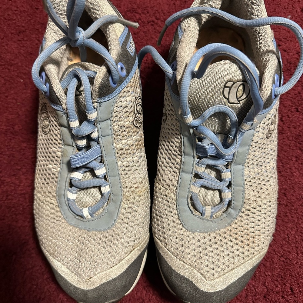 Women's Pearl Izumi clip in biking shoes.
